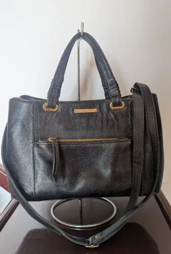 Bolsa preta de couro legítimo