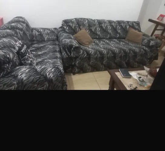 Vendo sofá de três e dois lugares semi novos na cor marrom e vai com a capa