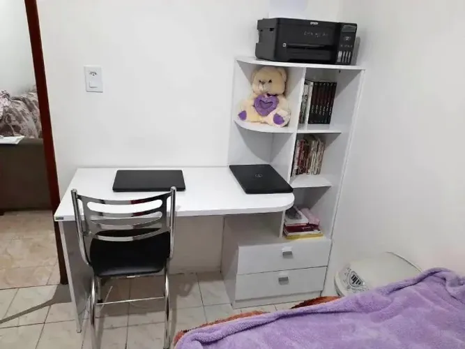 "Organização com Estilo: Rack de Escritório Branco com Prateleiras Amplas e Design Moderno
