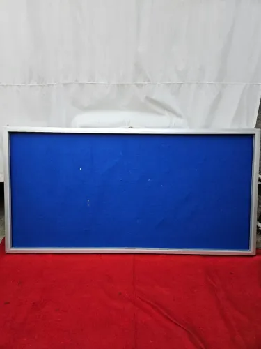 Quadro de avisos 2m x 1m, em felcro azul, com moldura em alumínio