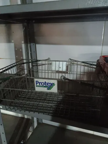 Cesto em aço e plástico para transportar produtos de mercearia etc.. cada um r$25,00.