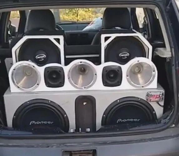 Som automotivo completo Troco por algo do meu interesse.