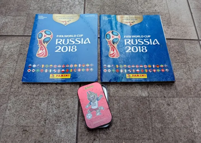 Lote 2 ALBUNS COPA RUSSIA 2018 - 1 COMPLETO, 1 INCOMPLETO + LATA FIFA