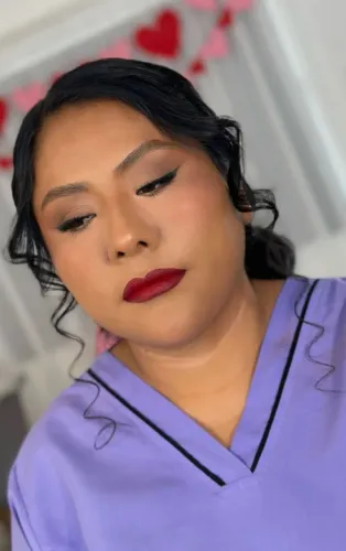 Maquiagem completa a domicílio 