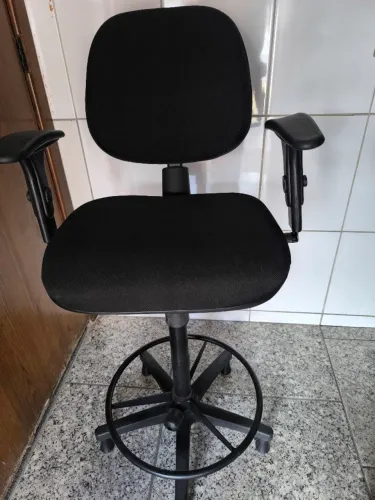 Cadeira giratória alta sem rodízio 