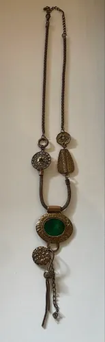 Colar na cor ouro velho com pedra verde esmeralda 