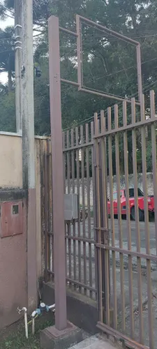 Estrutura em ferro para placa de lona com ilhós