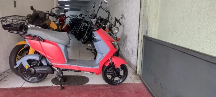 Juna NXT 2024 com apenas 140 km scooter eletrica 