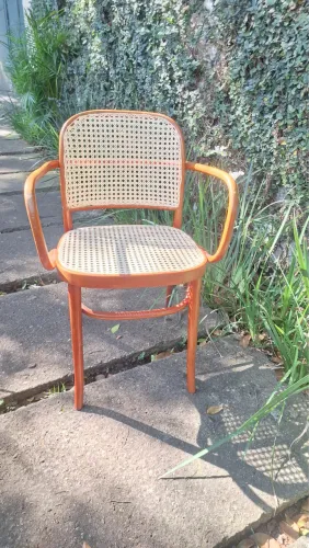 Cadeira thonart com apoio de descanso 