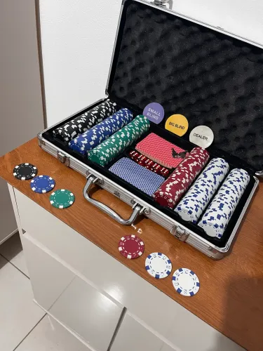 Maleta de Poker 300 fichas + Embaralhador de cartas