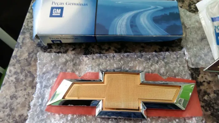 Vendo símbolo gm celta parachoque dianteiro e porta mala 