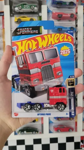 Optimus Prime 2025 Transformers Temático Hot Wheels.