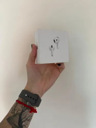 Apple AirPods 4 ANC com cancelamento de ruído + capa de brinde