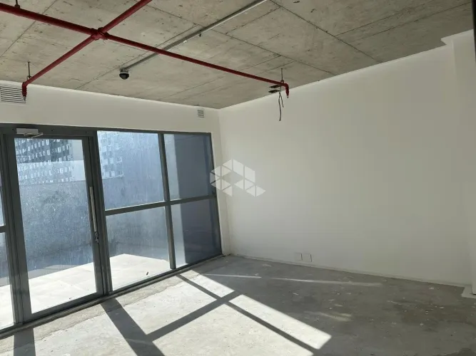 Sala com 50m2 de area privativa, vaga escriturada em area de grande circulação