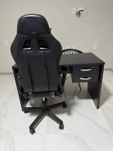 Mesa de escritório com 2 cadeiras e 1 cadeira Gamer
