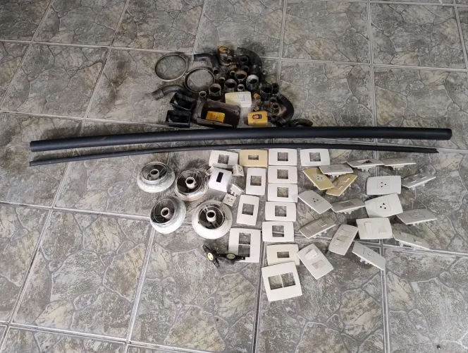 Lote de material elétrico