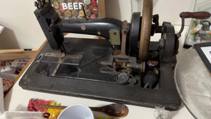 MAQUINA DE COSTURA ANTIGA