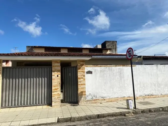 Casa em Mangabeira com 3 quartos, sendo 1 suíte e fica numa boa localização.