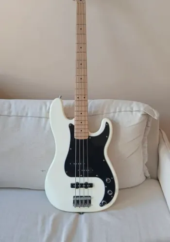 Contrabaixo Squier Precision Jazz + Preamp Fhurman