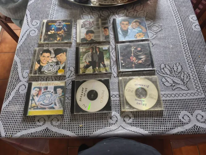 VENDO CDS BRUNO E MARRONE NÃO É VENIL SÃO CDS NÃO ENTREGO