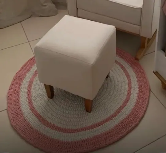 Tapete artesanal de 1 metro de diâmetro rosa e bege
