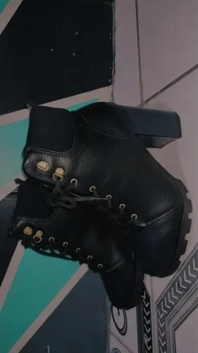BOTA DE COURO PRETA COM SALTO
