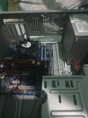 Vendo Pc  placa de vídeo Radeon HD 6570 6 gigas de ram fonte de 500w e gabinete junto usd