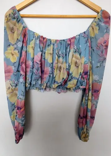 Cropped Renner ombro a ombro com estampa floral e manga longa tamanho M