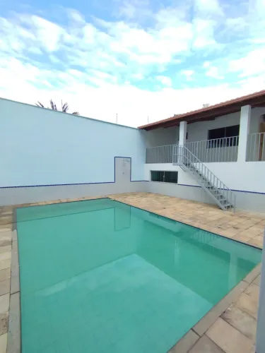 Casa com Piscina em Lote Inteiro no Grã Duquesa