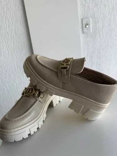 Mocassim de couro e marca feminino cor off N36 R$ 80,00
