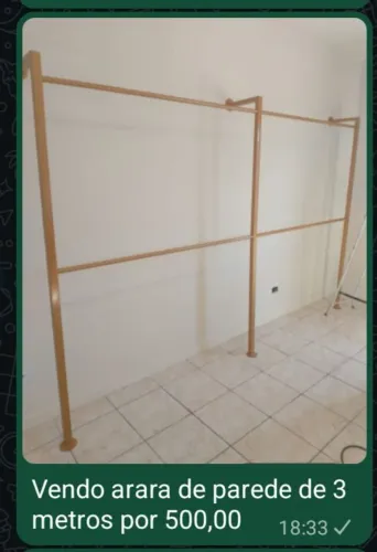 Arara de parede com apoio