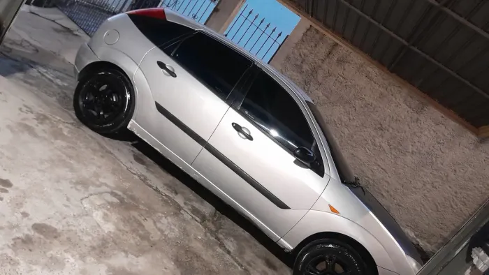 Ford Focus 1.8 16V 5P 2003
