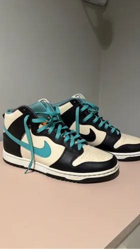 Tênis Nike Dunk High Retro EMB