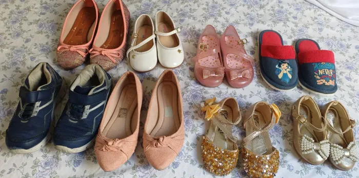 Combo de sapatilhas, tênis e pantufa