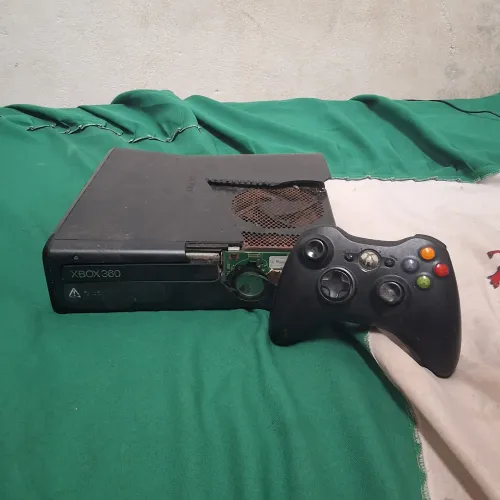 Xbox 360 com defeito em um componente interno ele vai com um controle ele é desbloqueado