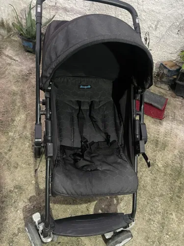 Vendo um carrinho de bebê e um canguru R& 230 tudo