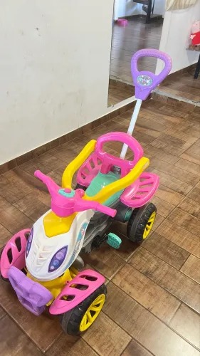 Quadriciclo Infantil a Pedal Branco e Rosa - Maral