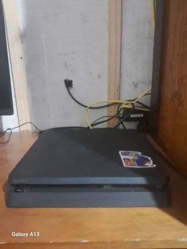 Vendo ps4 slin 1t 3 jogos, 2 controles e cabos.