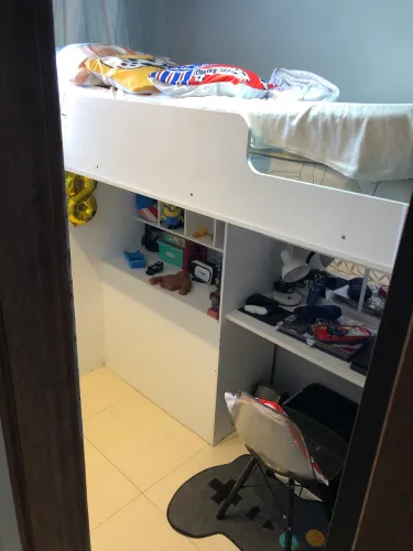 Cama escrivaninha baú com nichos. Otimização e multiuso
