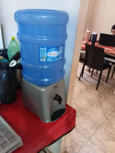Galao e suporte de agua
