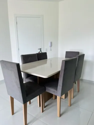 Mesa com 6 cadeiras