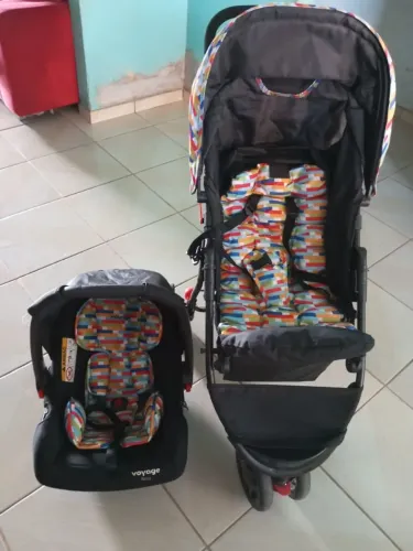 Vende-se um carrinho de bebê e um bebê conforto 