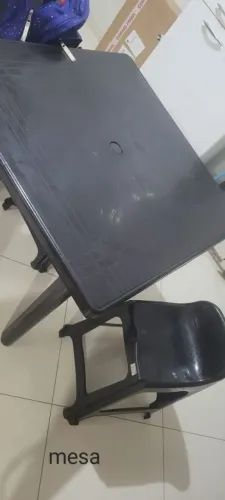 Mesa de plástico com 4 bancos