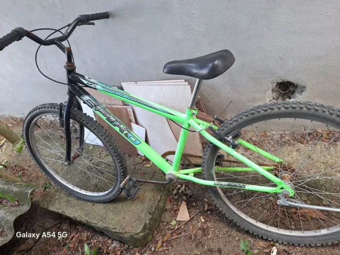 Bicicleta  com marcas de uso
