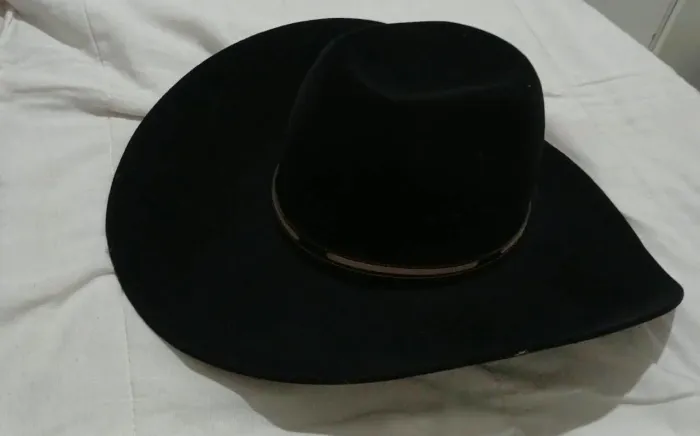 Vendo chapéu novinho do tamanho M serve quanto para mulher quanto para homem