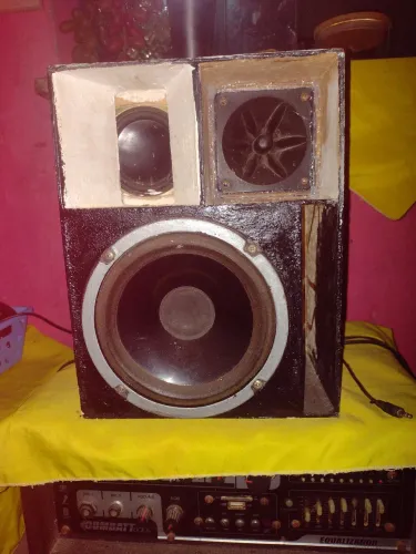Uma caixa de som Mine Bob com placa mp3 e amplificador 