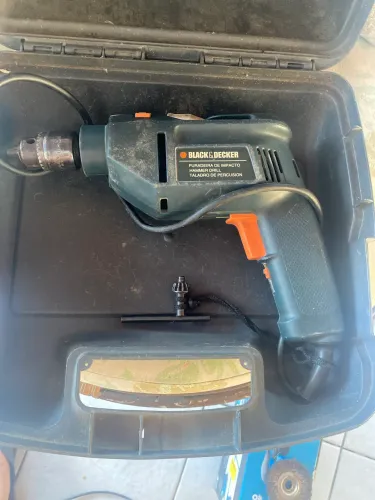 Furadeira impacto Black&Decker 220V