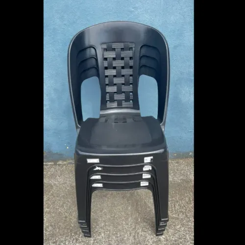 Cadeira de plástico empilhavel preta e resistente