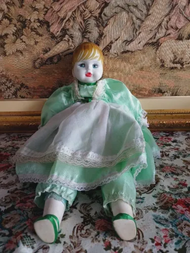 Boneca de porcelana e panos uns 40cm