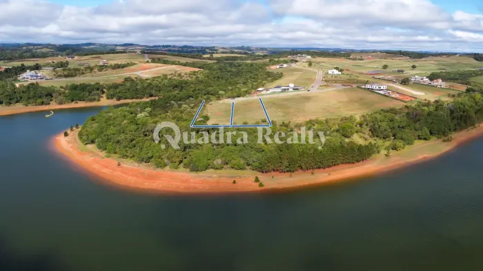Terreno com fundo para a represa no Condomínio Portofino